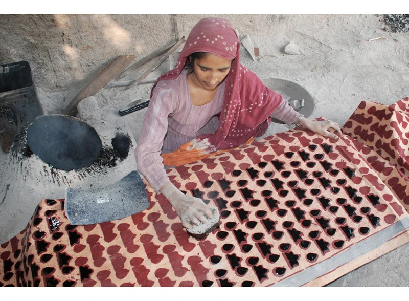 Revisiting the Ethics of Engagement between Traditional Craftspeople and Designers 썸네일