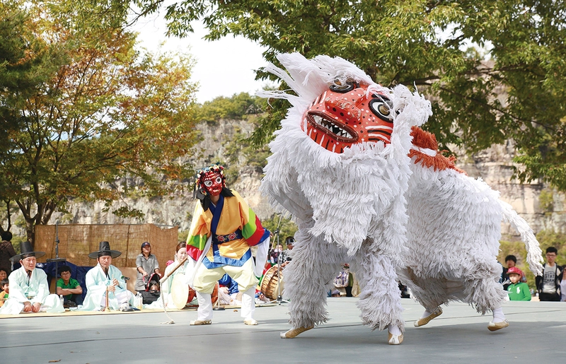 The Inscription of &ldquo;Talchum, Mask Dance Drama in the Republic of Korea&rdquo; on the UNESCO Representative List:  Implications and Follow-up Tasks 썸네일