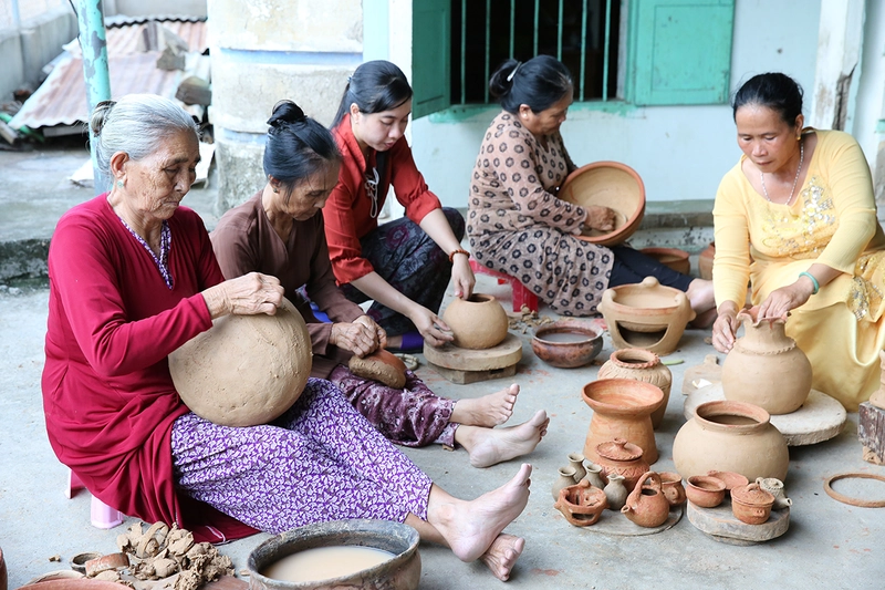 Art of Pottery-making of  the Cham People and the Urgent Safeguarding List 썸네일