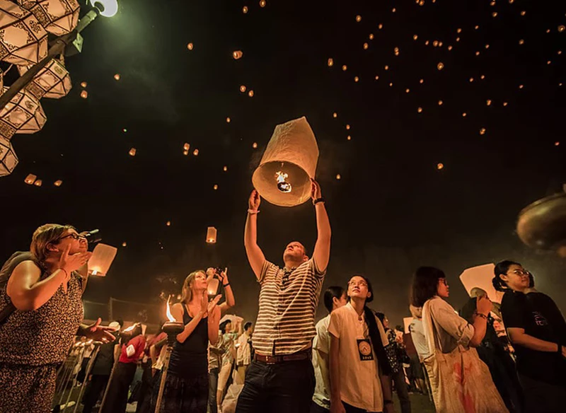 Thailand&rsquo;s Loy Krathong Festival:  A Tradition of Gratitude and Renewal Set Afloat on Water 썸네일