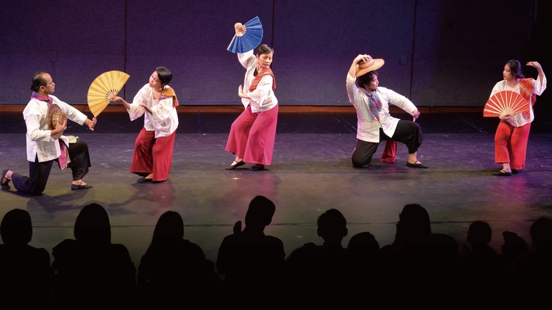 알룬알룬 무용단 (AlunAlun Dance Circle): 팡갈라이 실천 (Pangalay Praxis)의 22년 썸네일