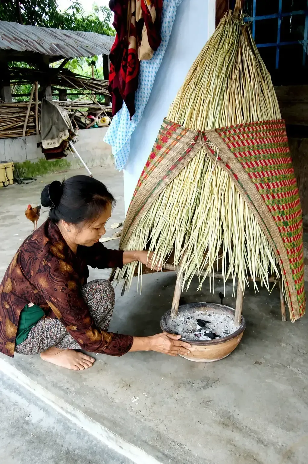 Drying leaves over charcoal (Gia Lai province) © Department of Cultural Heritage