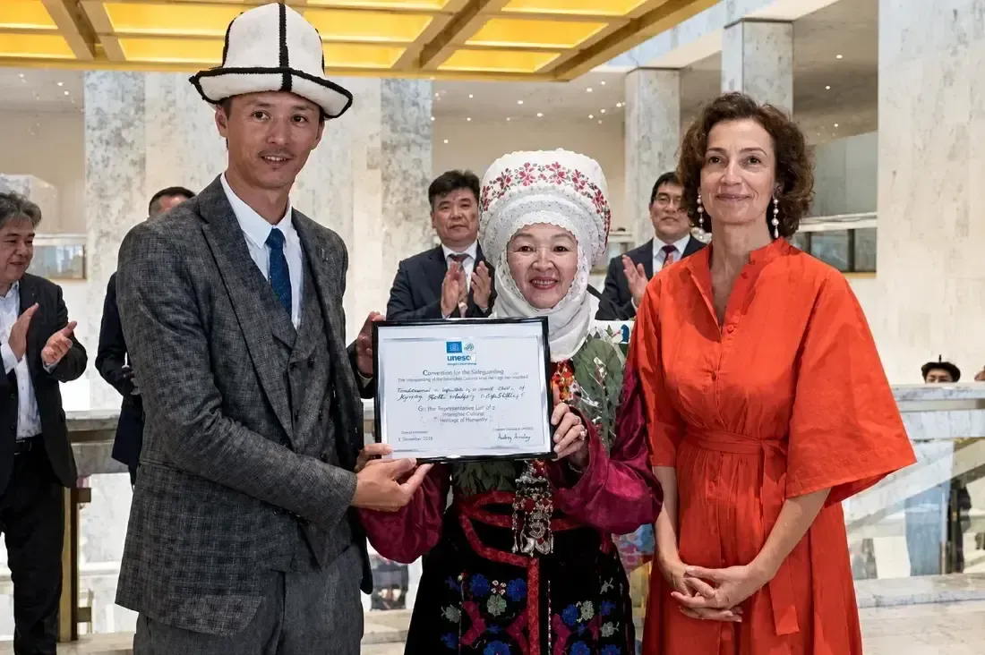 Former Director-General of UNESCO, Audrey Azoulay, awarding the ak kalpak inscription certificate to community representative © National Commission of the Kyrgyz Republic for UNESCO