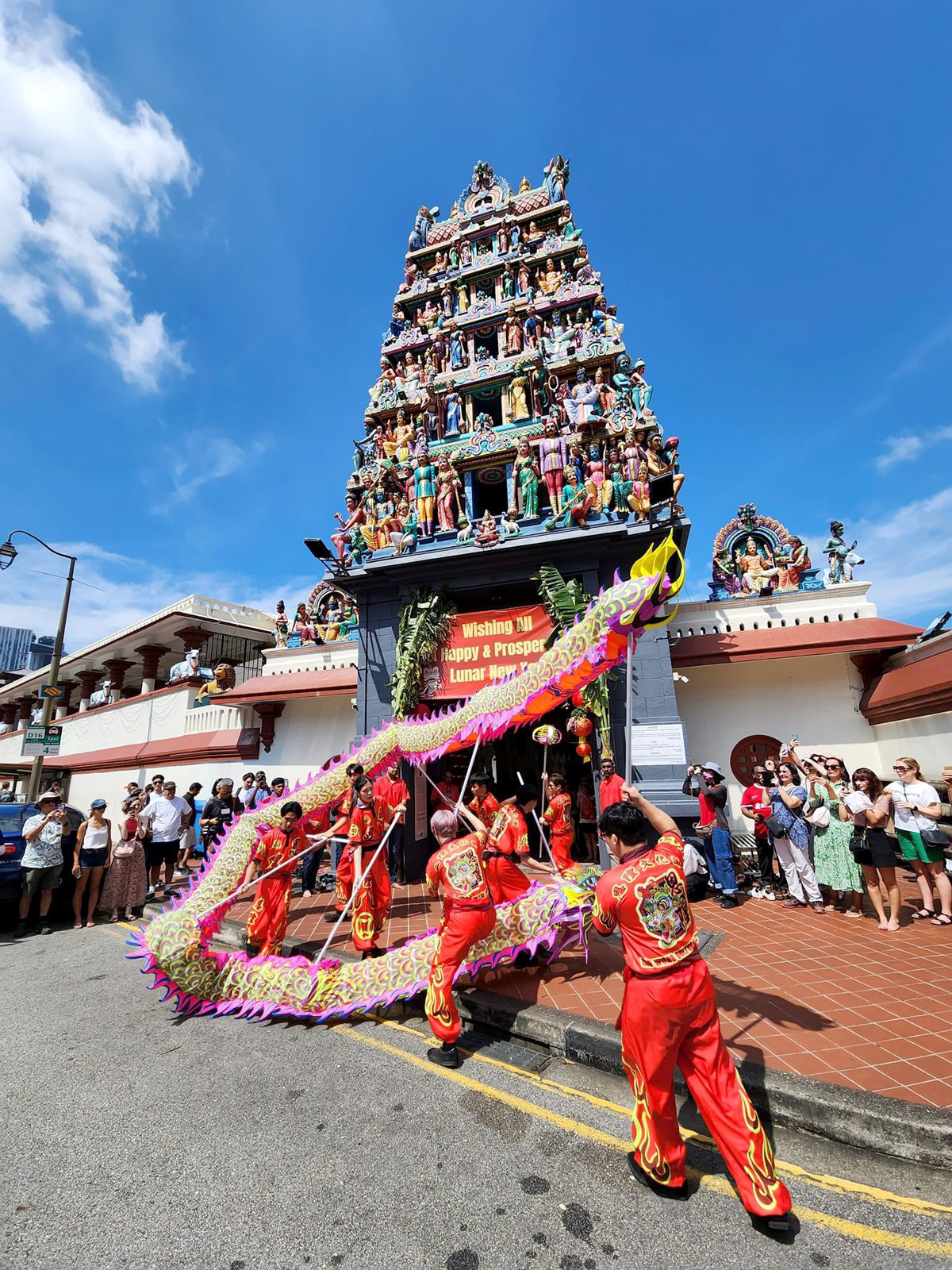 Dragon dance performance at Sri Mariamman Temple, Singapore © Courtesy of Eugene Wan, Yan Wong Cultural Troupe, Singapore