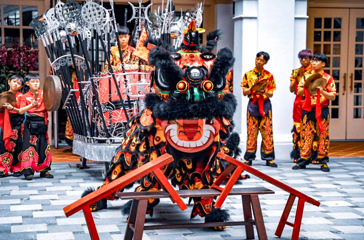 Lion dance performance at Raffles Hotel and Yan Wong Cultural Troupe members in Singapore © Courtesy of Eugene Wan, Yan Wong Cultural Troupe, Singapore