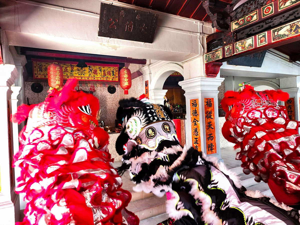 Lion dance performance at Raffles Hotel and Yan Wong Cultural Troupe members in Singapore © Courtesy of Eugene Wan, Yan Wong Cultural Troupe, Singapore