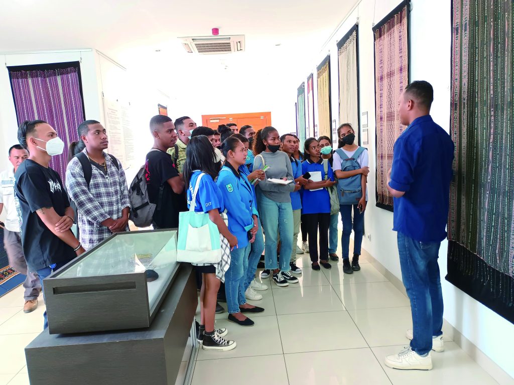 Students from DIT viewing a Timor Aid exhibition at AMRT, 2022 © Timor Aid