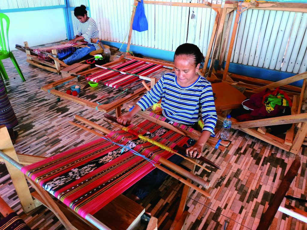 Young weavers training in the municipality of Oecusse, 2023 © Timor Aid