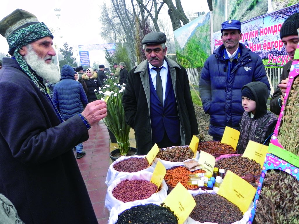 Exhibition and sale of seeds during the Sada celebration in Firdawsi Garden, Dushanbe, Tajikistan © Dilshod Rahimi