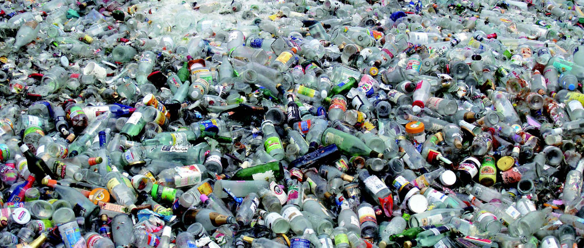 A mountain of piled-up waste plastic © Clipartkorea