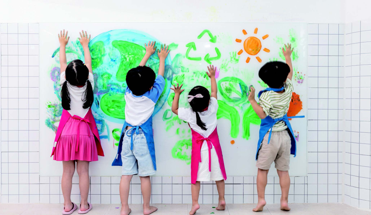 Children playing and drawing with paint by hand © Clipartkorea
