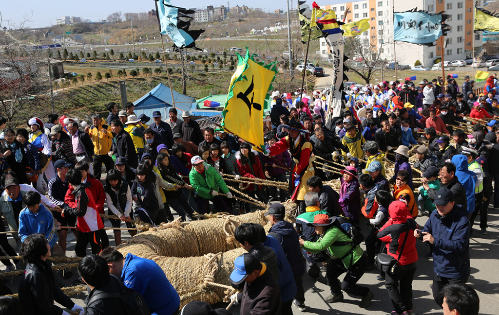 Tug-of-war in Cambodia, the Philippines, Korea, and Vietnam