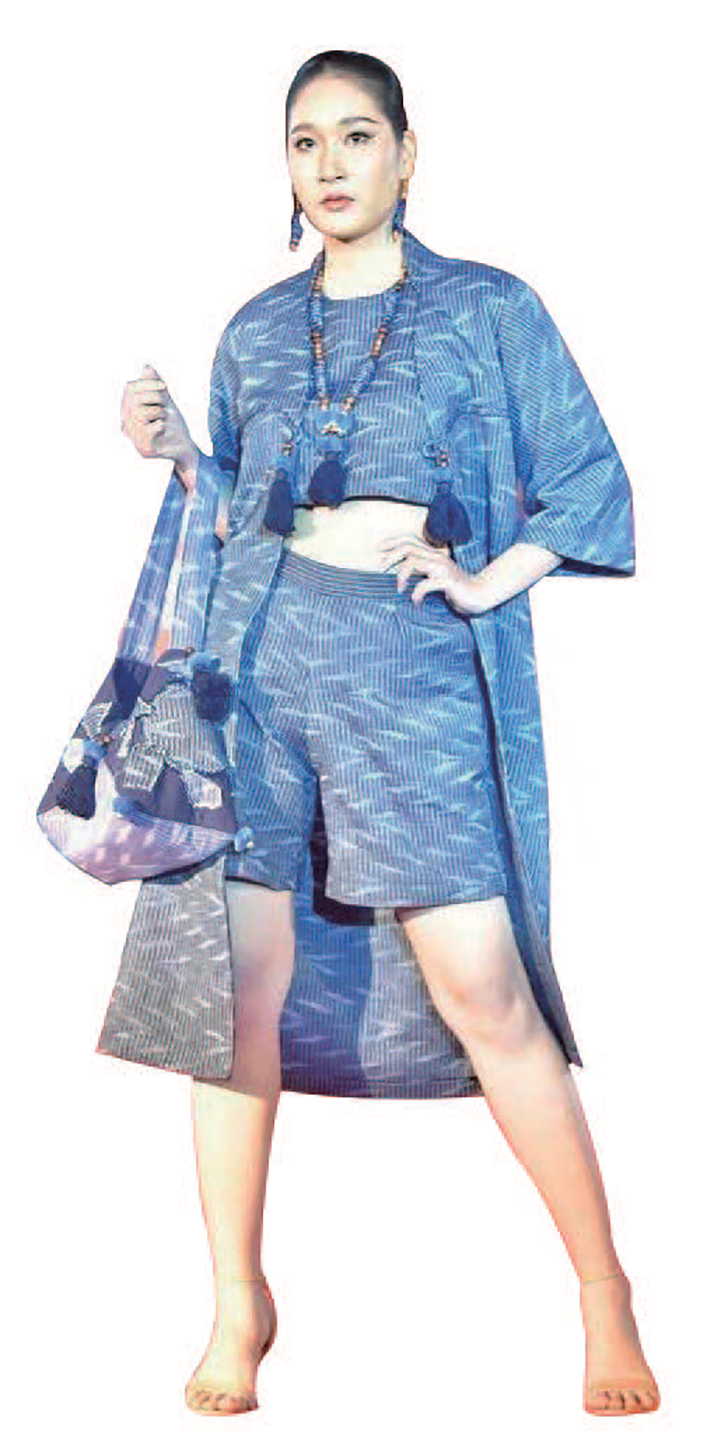 The transparent nam lhai fabric is designed with a solid-color and modern minimalist style, making it versatile for use in tops, bottoms, and coats, which received positive market feedback © Suraphon Chaiwongsar