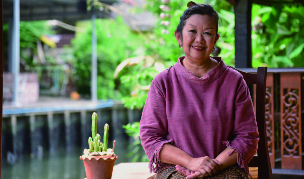 Yuwadee, a resident of the Talingchan canal community, reciting the abundance of freshwater prawns caught for Tomyum Kung.<br>
       © Department of Cultural Promotion, Thailand