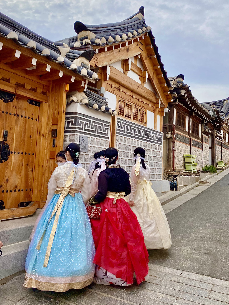 Seoul_example of interesting ICH (costume) in the tradtional Hanok Village