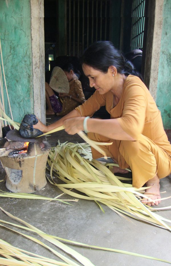 Pressing leaves flat (Gia Lai province) © Department of Cultural Heritage