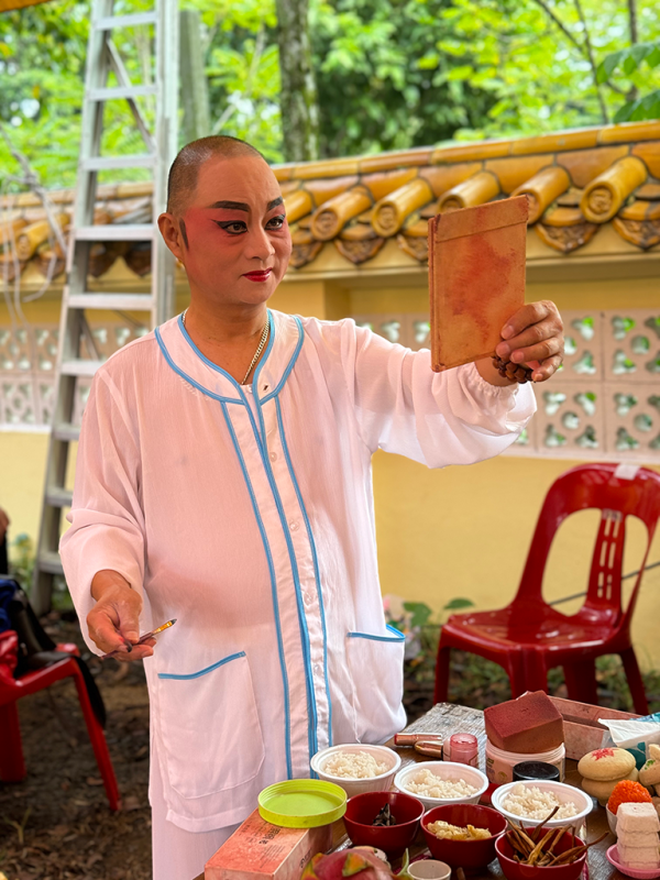 Actor playing Mulian. © Courtesy of Angela Sim