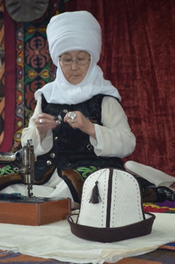 Craftswoman in the process of making ak-kalpak © National Commission of the Kyrgyz Republic for UNESCO