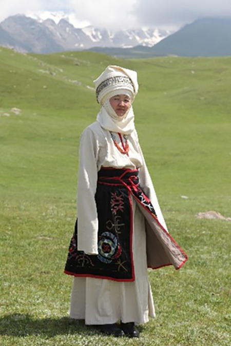 Aidai Asangulova, a craftswoman who has devoted her life to safeguarding traditional knowledge and practices related to Kyrgyz traditional clothing © National Commission of the Kyrgyz Republic for UNESCO